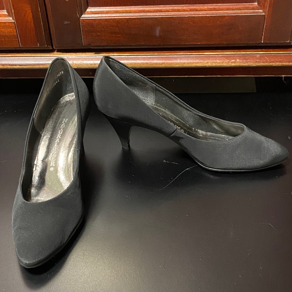 Naturalizer Vintage Embrace 1 black pea size 11 M Women's Classic Black Heels